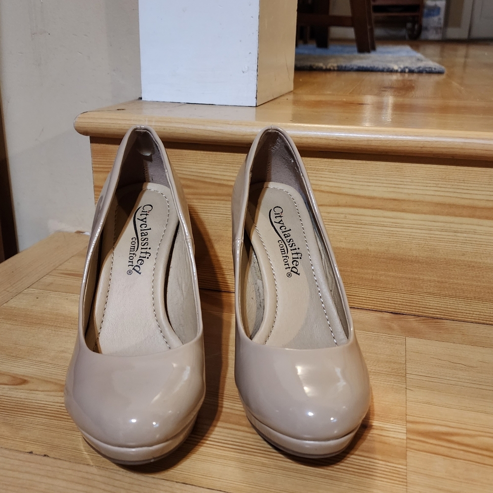 City Classified Women's Comfort Classic Pumps - Picture 13 of 13
